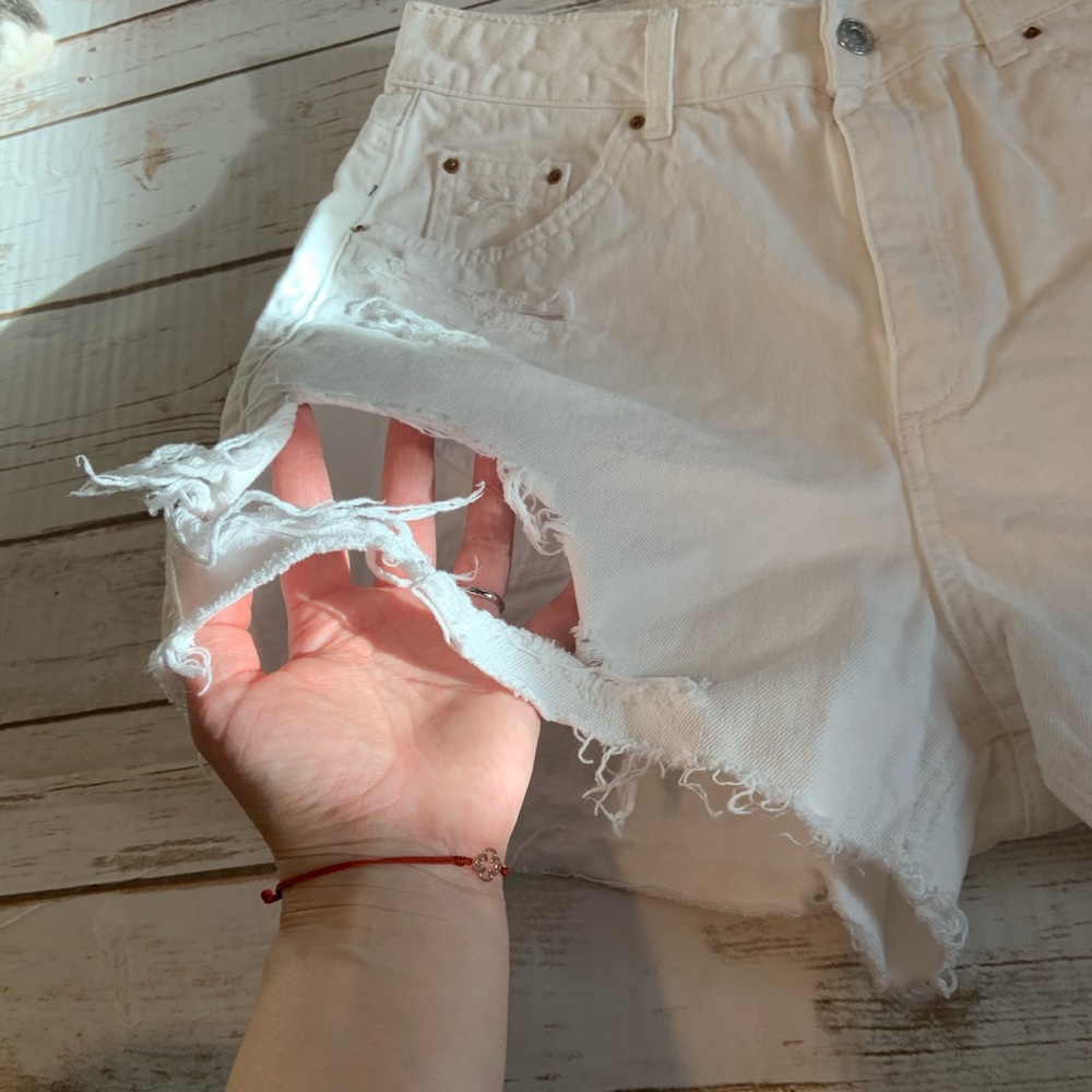 Topshop Moto petite distressed white jeans shorts - Picture 5 of 7
